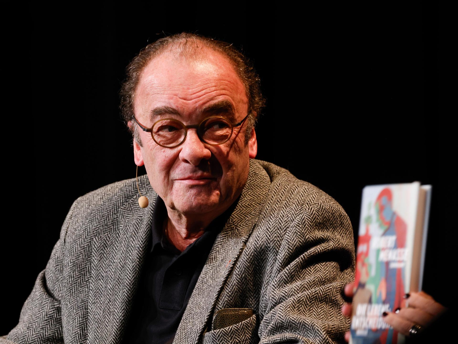 Der österreichische Schriftsteller Robert Menasse sitzt bei einer Veranstaltung im Rahmen des Literaturfestivals lit.Cologne auf der Bühne.