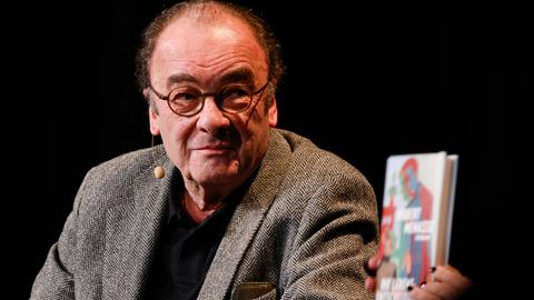 Der österreichische Schriftsteller Robert Menasse sitzt bei einer Veranstaltung im Rahmen des Literaturfestivals lit.Cologne auf der Bühne.