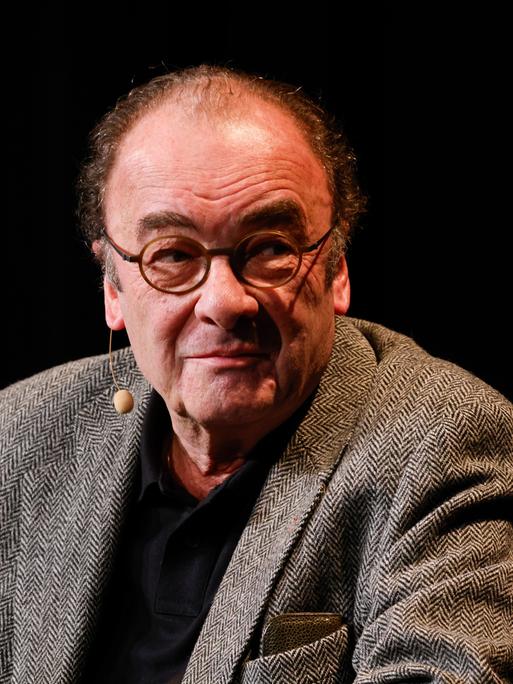 Der österreichische Schriftsteller Robert Menasse sitzt bei einer Veranstaltung im Rahmen des Literaturfestivals lit.Cologne auf der Bühne.