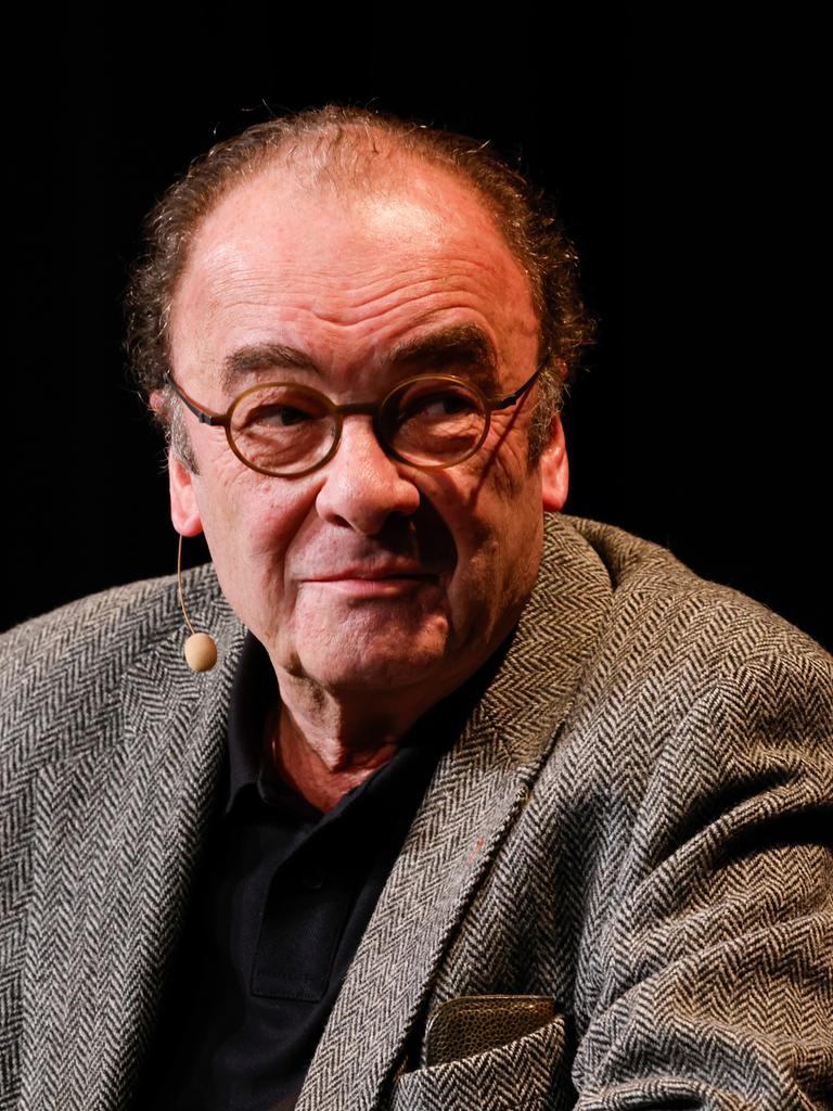 Der österreichische Schriftsteller Robert Menasse sitzt bei einer Veranstaltung im Rahmen des Literaturfestivals lit.Cologne auf der Bühne.