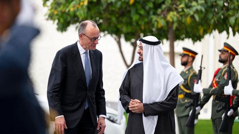 Scheich al-Nahjan empfängt Bundeskanzler Merz in den Vereinigten Arabischen Emiraten.