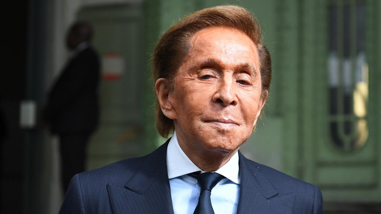 Der italienische Modedesigner Valentino Garavani im Anzug bei einer Veranstaltung zu Ehren Karl Lagerfelds in Paris.