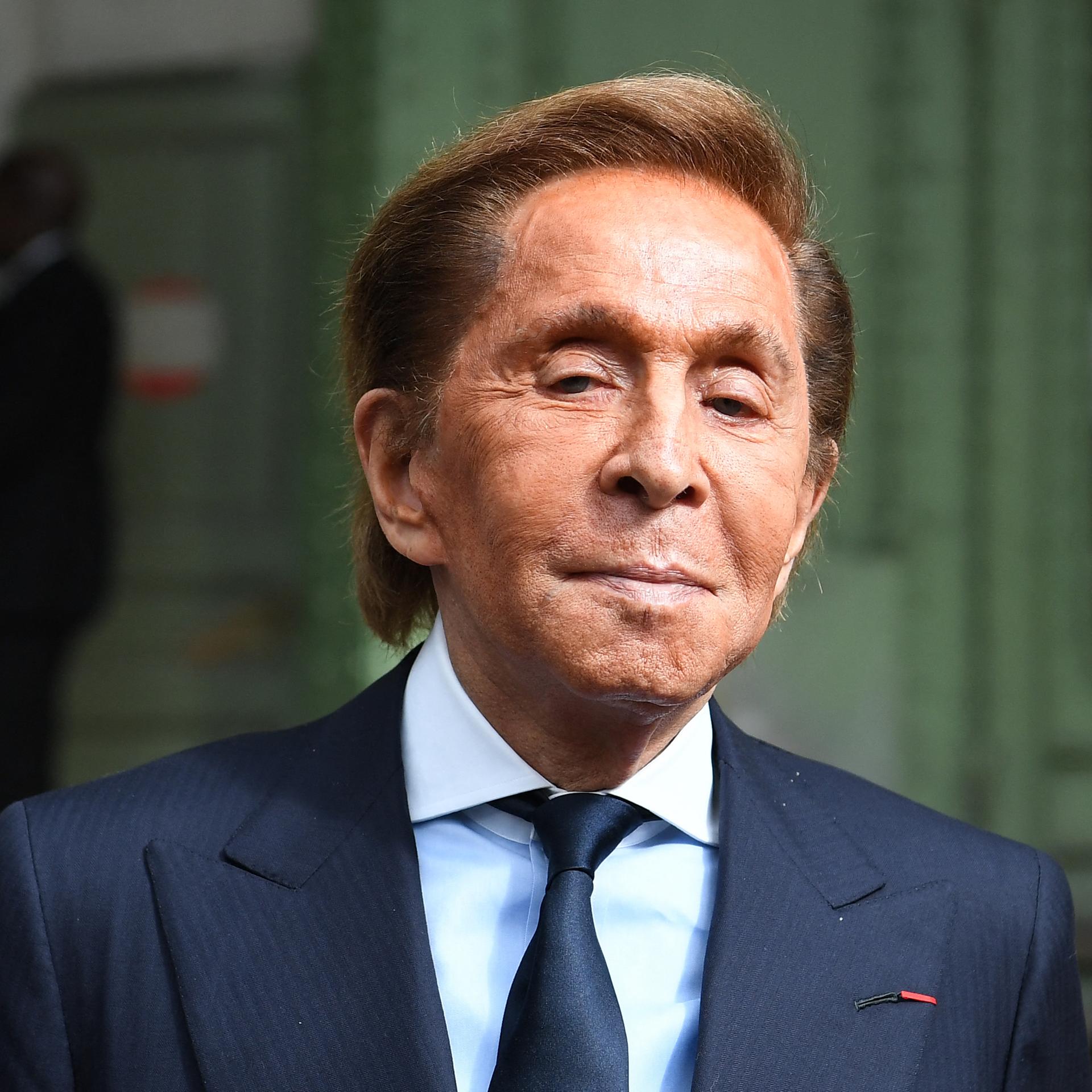 Der italienische Modedesigner Valentino Garavani im Anzug bei einer Veranstaltung zu Ehren Karl Lagerfelds in Paris.