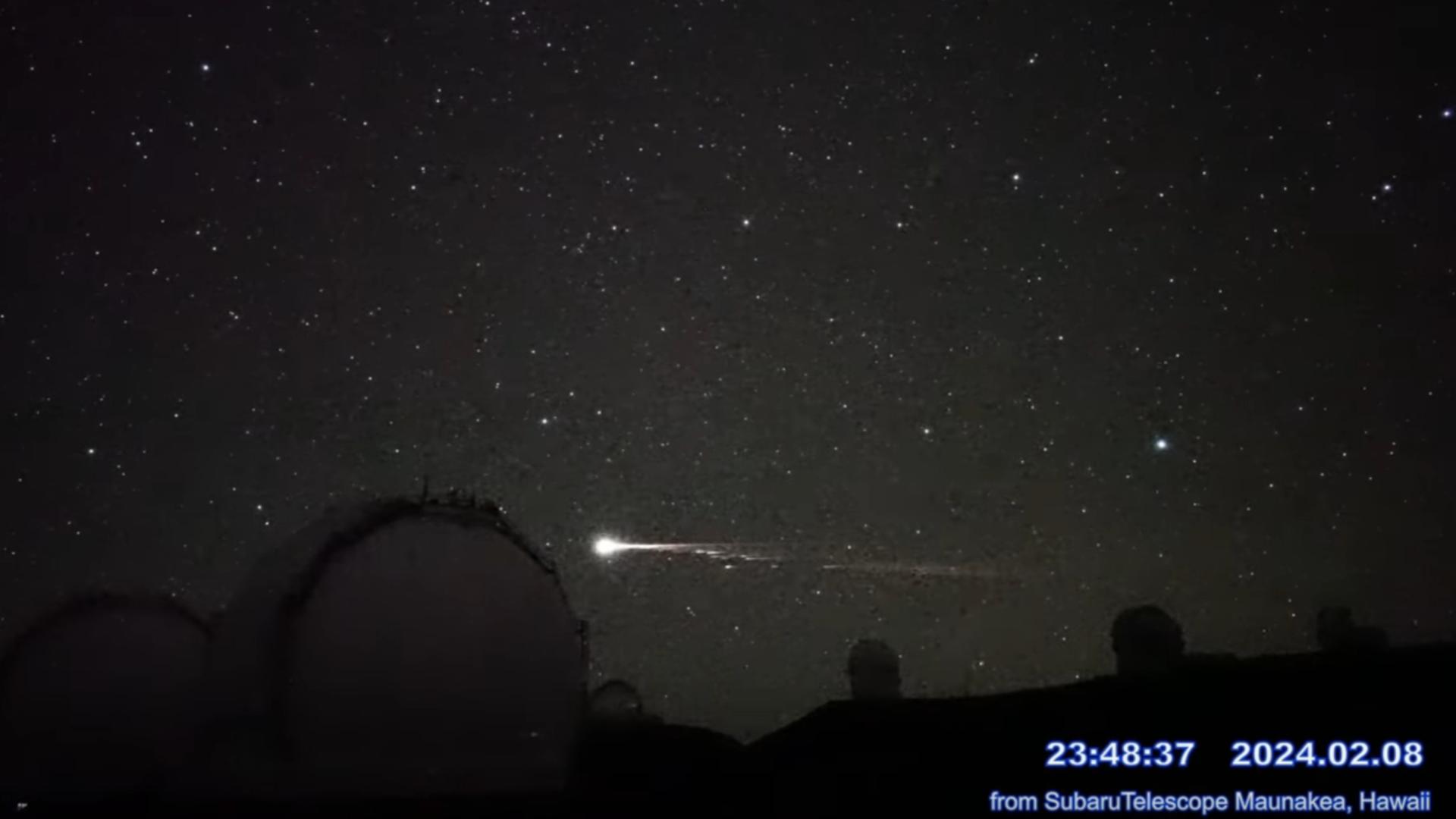 Am Sternenhimmel ist ein glühender Streifen zu sehen