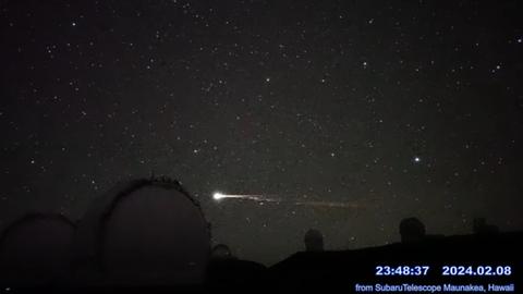 Am Sternenhimmel ist ein glühender Streifen zu sehen