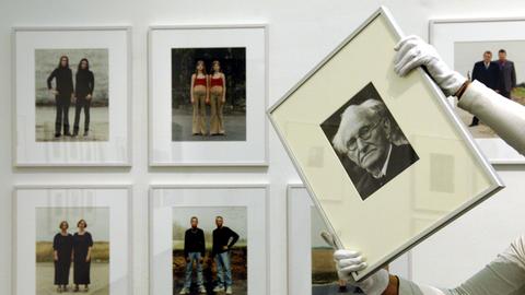 Ein Foto des deutschen Porträtfotografen August Sander wird 2005 vor eine Porträtserie des Leipziger Künstlers Albrecht Tübke in der Hochschule für Grafik und Buchkunst (HGB) in Leipzig gehalten.