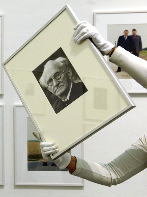 Ein Foto des deutschen Porträtfotografen August Sander wird 2005 vor eine Porträtserie des Leipziger Künstlers Albrecht Tübke in der Hochschule für Grafik und Buchkunst (HGB) in Leipzig gehalten.