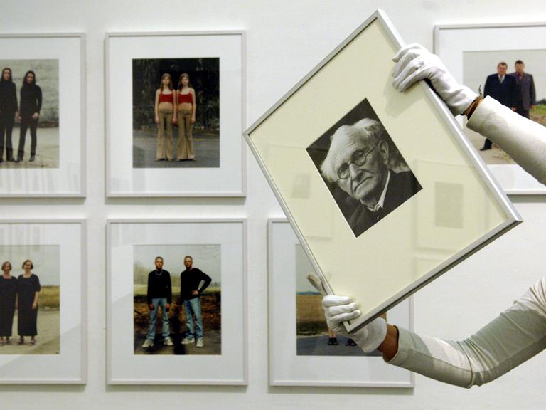 Ein Foto des deutschen Porträtfotografen August Sander wird 2005 vor eine Porträtserie des Leipziger Künstlers Albrecht Tübke in der Hochschule für Grafik und Buchkunst (HGB) in Leipzig gehalten.