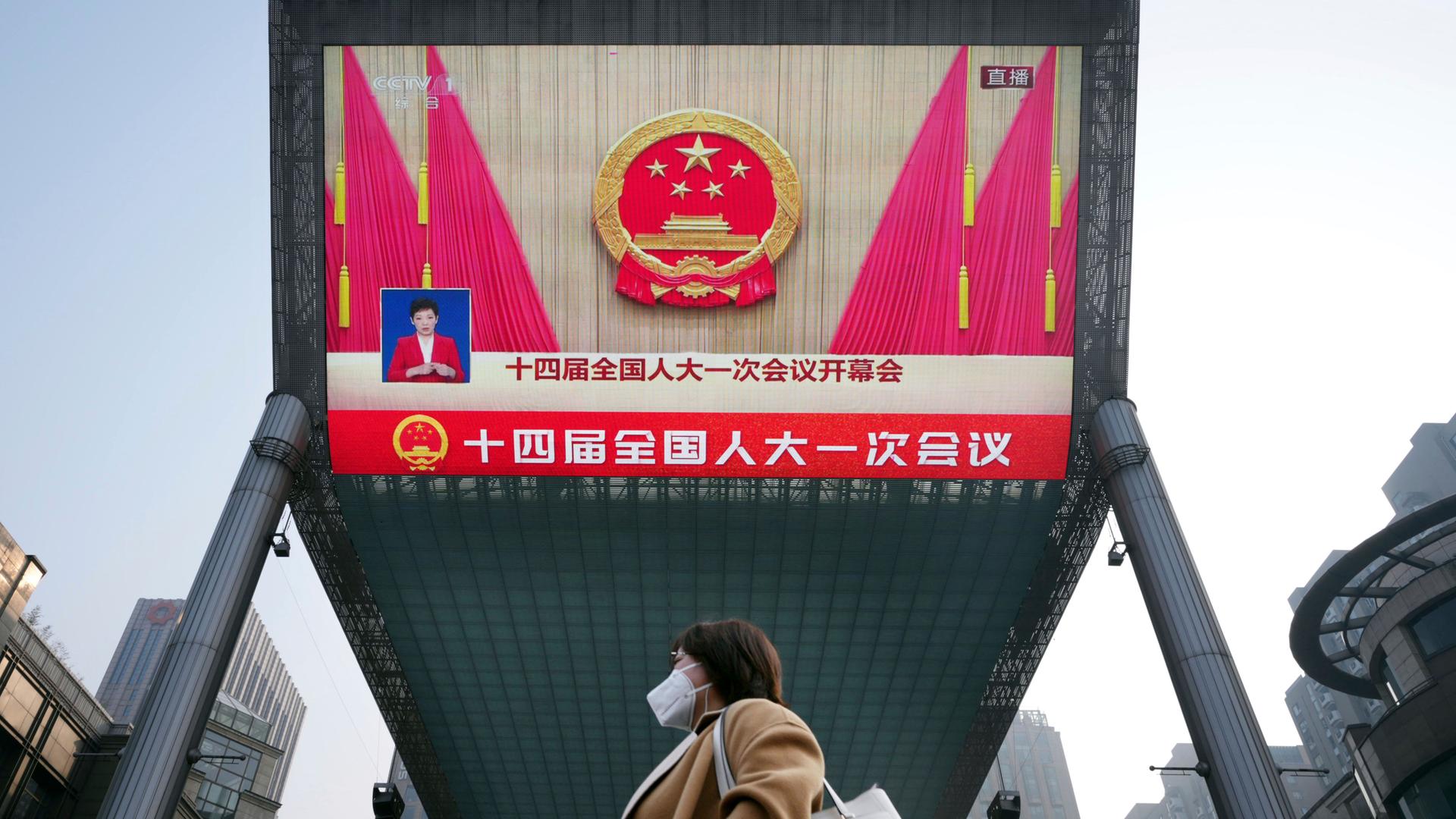 Auf einem Monitor in Peking wird der Nationale Volkskongress übertragen.