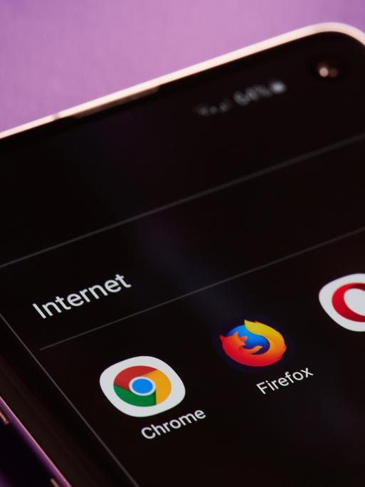 Auf einem Handy sind mehrere Browser-Apps zu sehen wie Chrome von Google oder auch Firefox von Mozilla.
