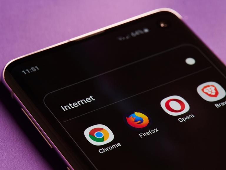 Auf einem Handy sind mehrere Browser-Apps zu sehen wie Chrome von Google oder auch Firefox von Mozilla.