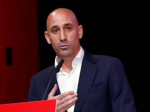 Luis Rubiales, Präsident des spanischen Fußballverbandes, hält bei der außerordentlichen Generalversammlung der RFEF eine Rede und verteidigt sich für den sexuellen Übergriff gegenüber Jennifer Hermoso.