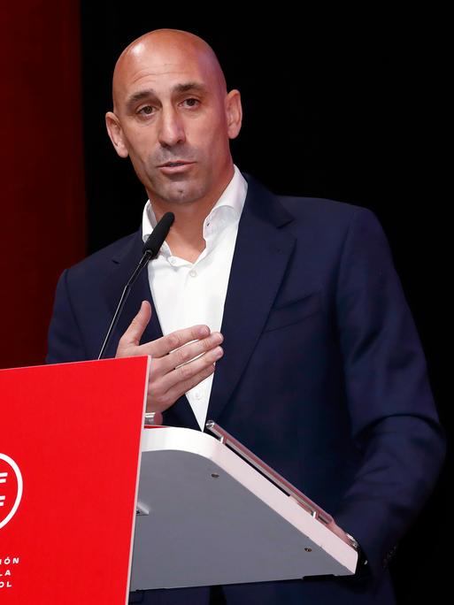 Luis Rubiales, Präsident des spanischen Fußballverbandes, hält bei der außerordentlichen Generalversammlung der RFEF eine Rede und verteidigt sich für den sexuellen Übergriff gegenüber Jennifer Hermoso.