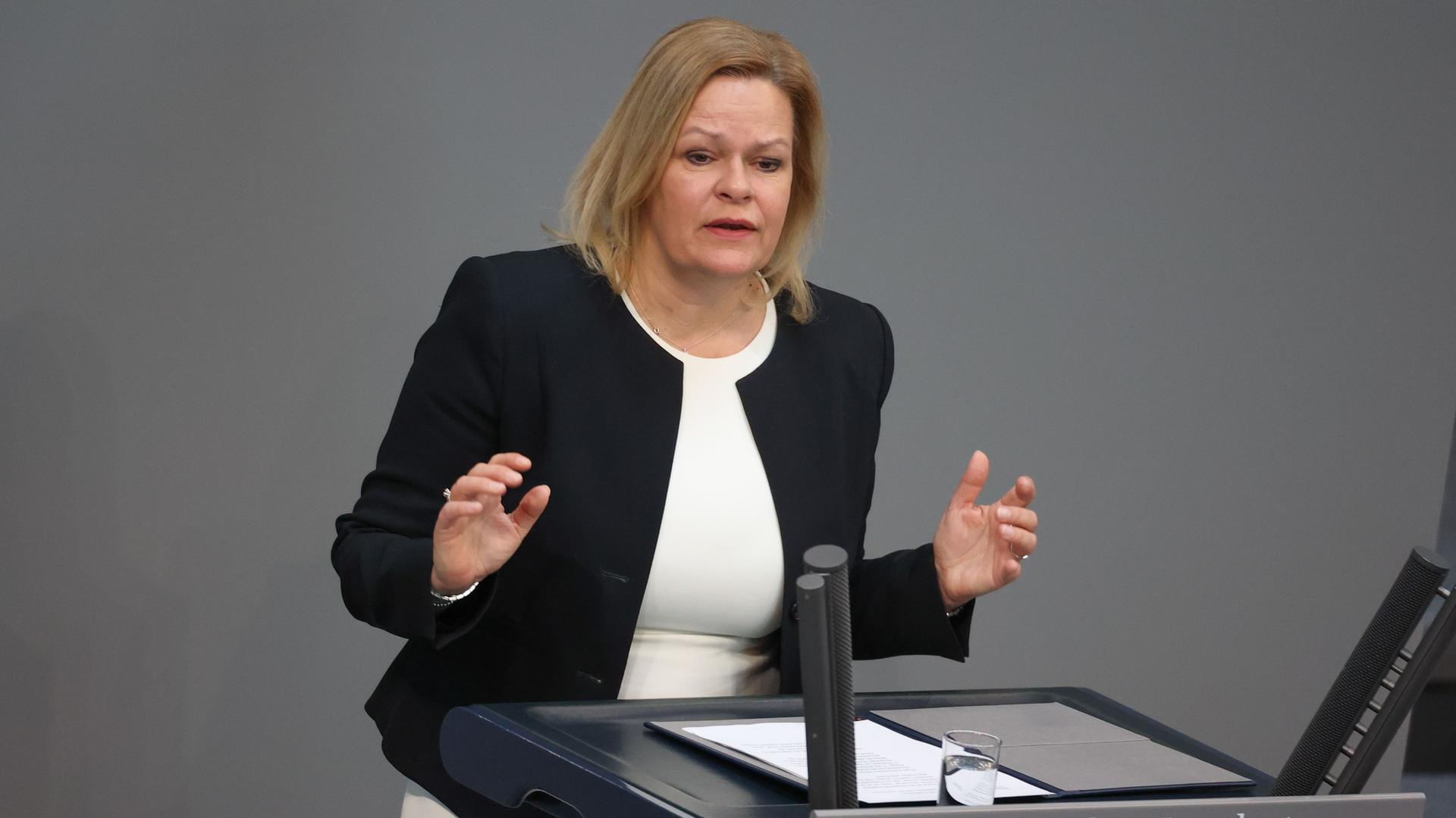 Berlin: Nancy Faeser (SPD), Bundesinnenministerin, spricht bei der 100. Sitzung des Deutschen Bundestages. Debattiert wird die Weiterentwicklung der Fachkräfteeinwanderung.