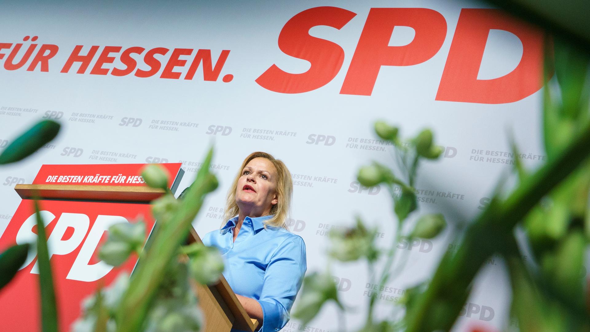 Nancy Faeser spricht auf dem Landesparteitag zu den Delegierten. Hinter ihr ist auf einer großen Leinwand "für Hessen" und "SPD" zu lesen. Nancy Faeser spricht auf dem Landesparteitag zu den Delegierten. Hinter ihr ist auf einer großen Leinwand "für Hessen" und "SPD" zu lesen.