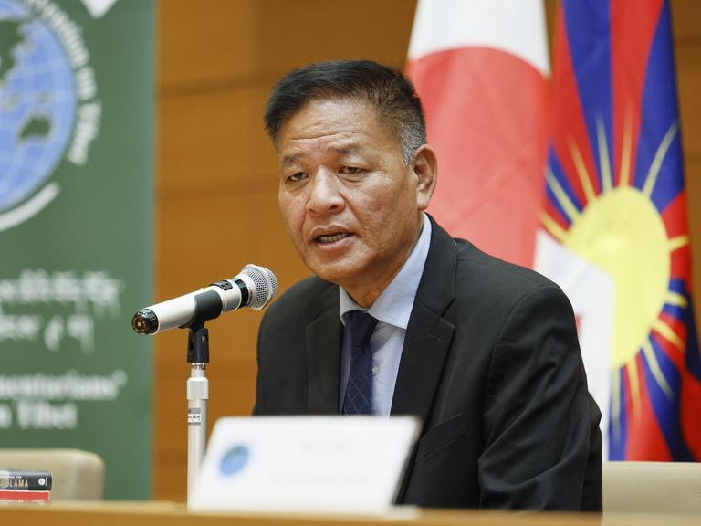 Der Premierminister der tibetischen Exilregierung, Penpa Tsering, spricht auf einer Pressekonferenz in Tokio
