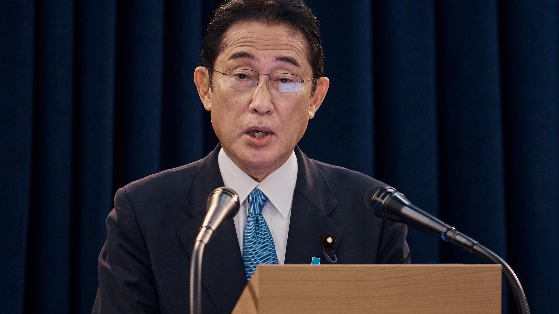 Der japanische Ministerpräsident Fumio Kishida spricht auf einer Pressekonferenz. Der japanische Ministerpräsident Fumio Kishida spricht auf einer Pressekonferenz.