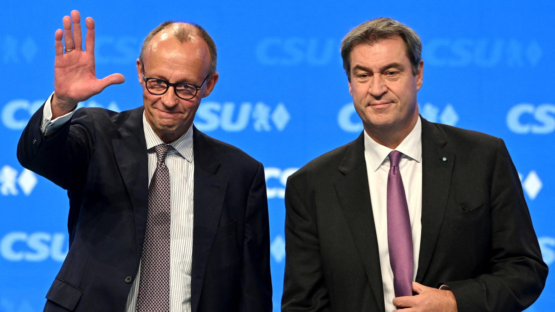 Die Vorsitzenden von CDU und CSU, Friedrich Merz und Markus Söder, beim CSU-Parteitag in Augsburg