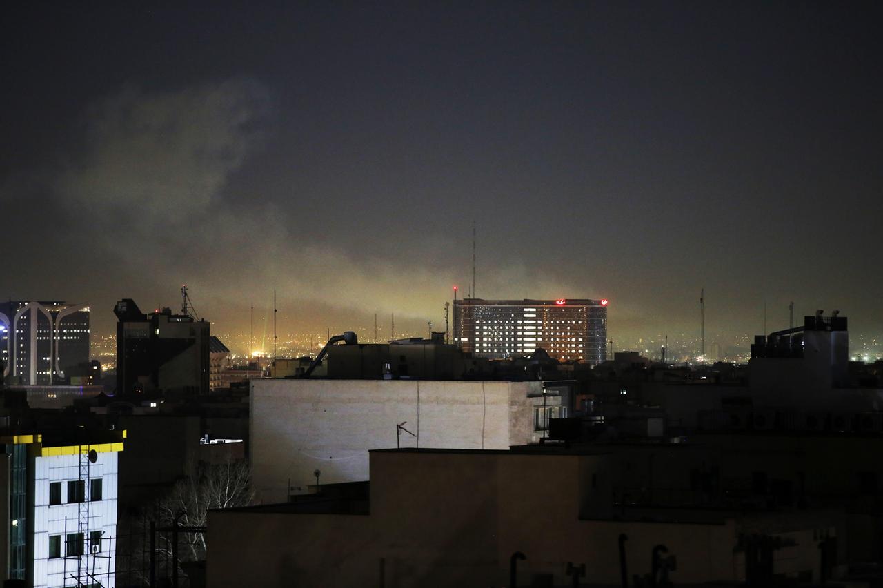 Rauch steigt aus einem Gebäude in den Nachthimmel über Teheran im Iran