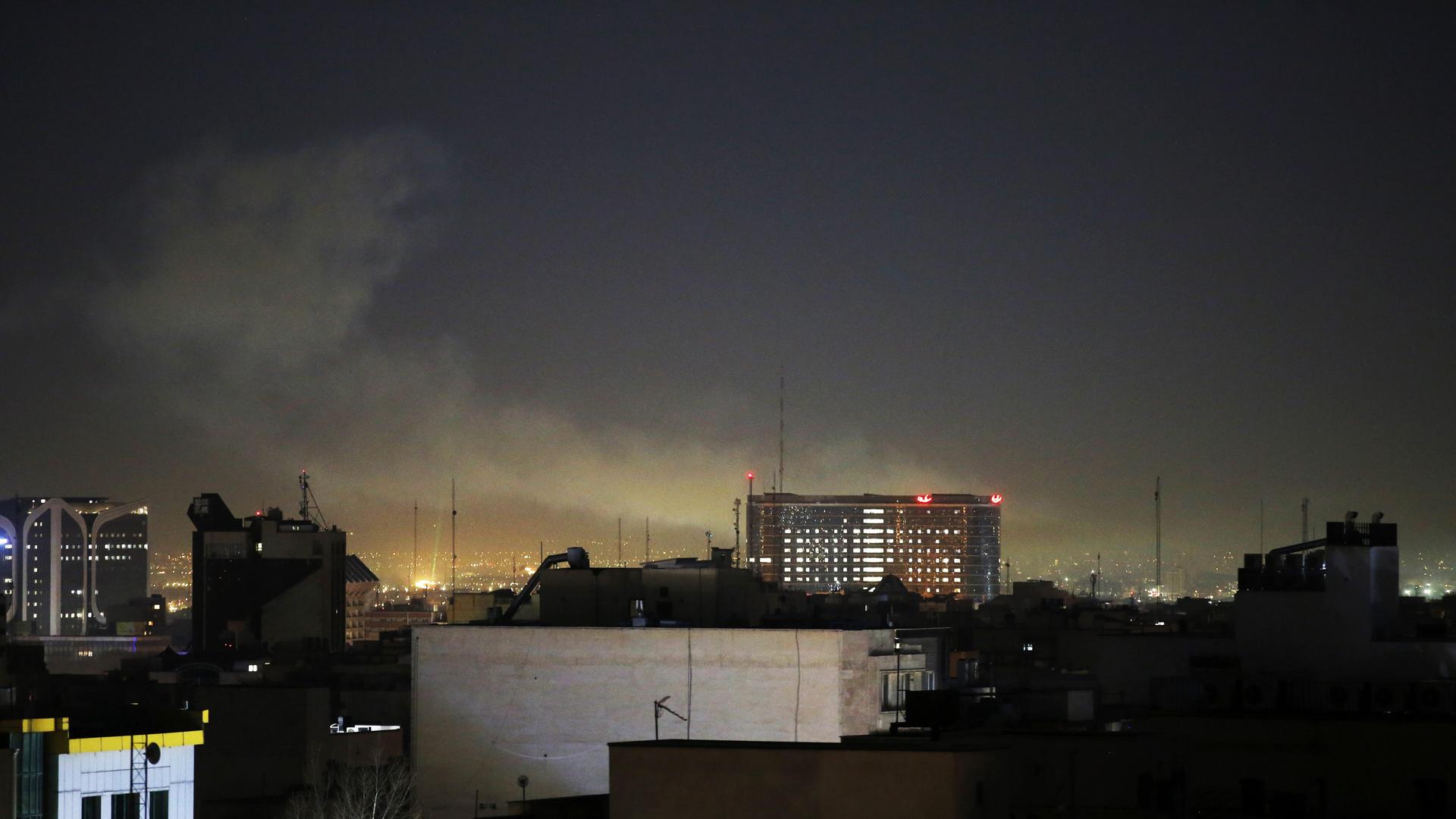Rauch steigt aus einem Gebäude in den Nachthimmel über Teheran im Iran