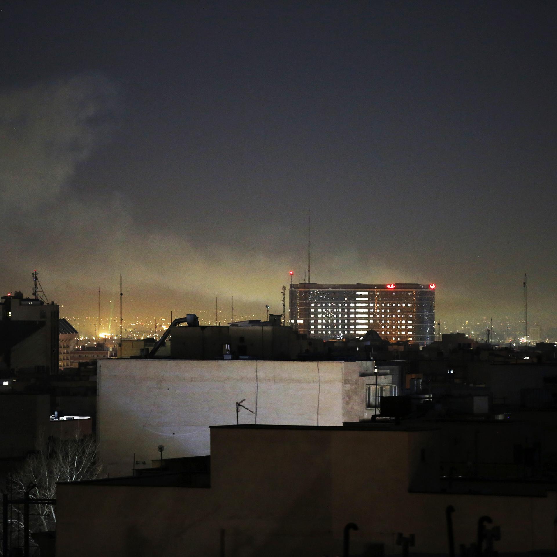 Rauch steigt aus einem Gebäude in den Nachthimmel über Teheran im Iran
