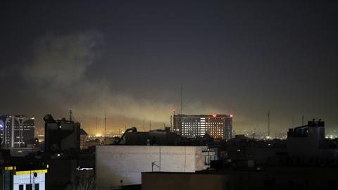 Rauch steigt aus einem Gebäude in den Nachthimmel über Teheran im Iran