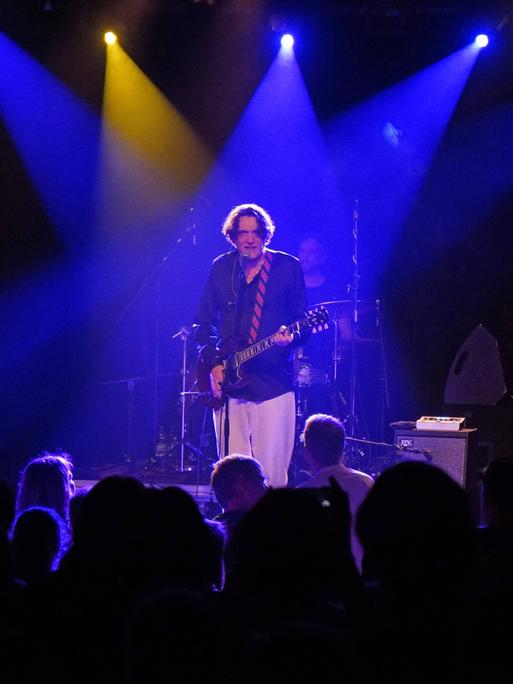 Die Band Die Sterne steht bei einem Konzert auf der Bühne.