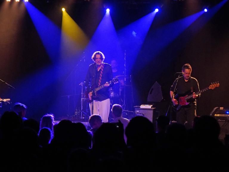 Die Band Die Sterne steht bei einem Konzert auf der Bühne.