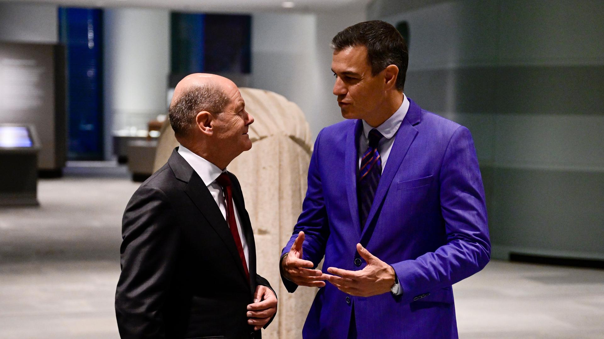 Der spanische Ministerpräsident Pedro Sanchez im Gespräch mit Bundeskanzler Olaf Scholz (SPD, l) Der spanische Ministerpräsident Pedro Sanchez im Gespräch mit Bundeskanzler Olaf Scholz (SPD, l)