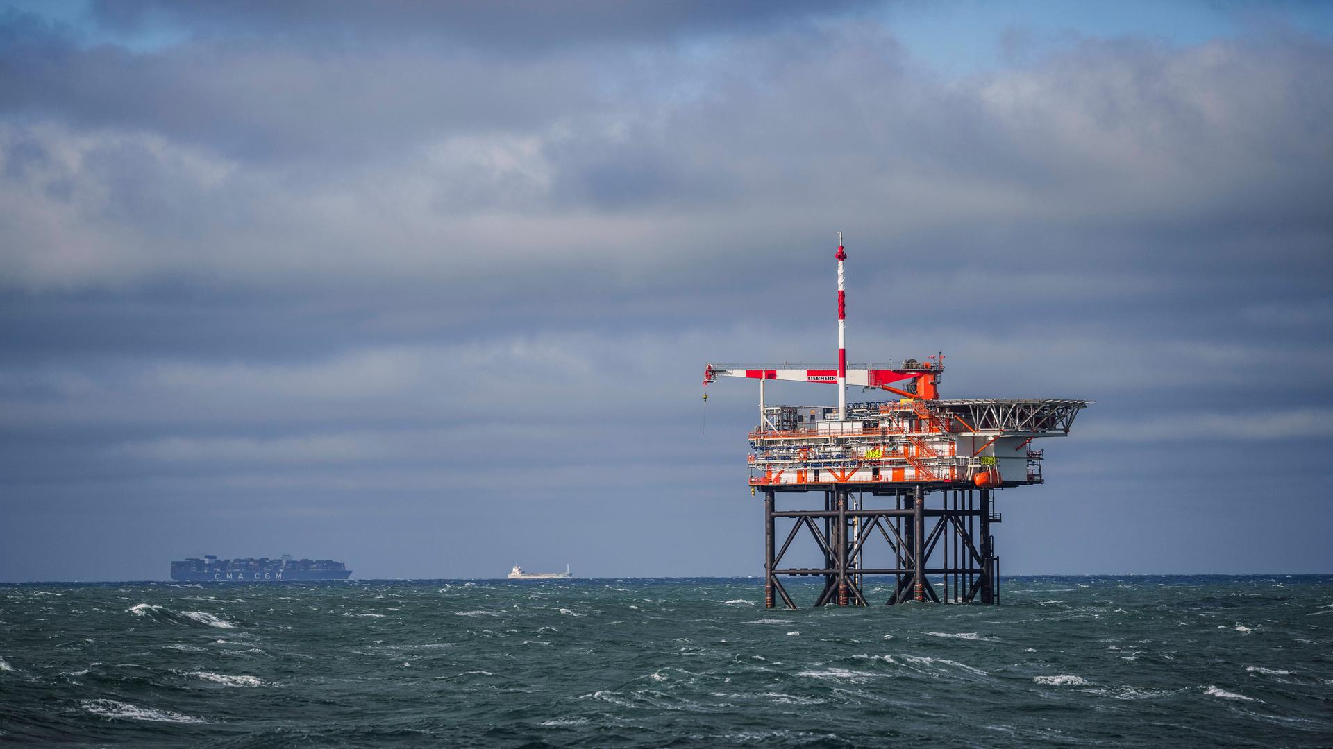 Eine Gasförderplattform im Meer Eine Gasförderplattform im Meer