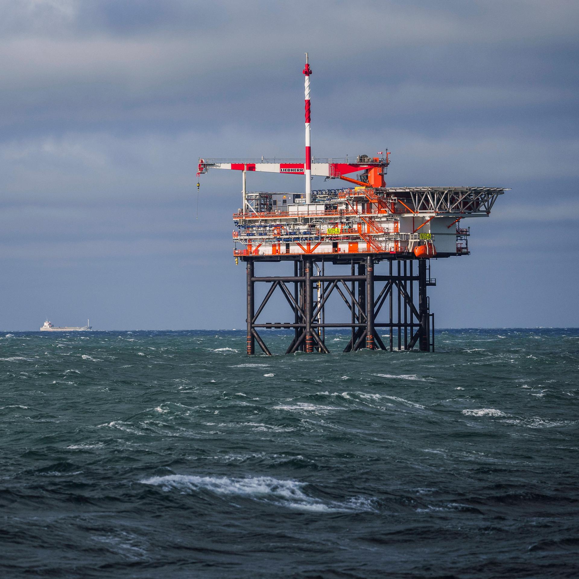 Eine Gasförderplattform im Meer