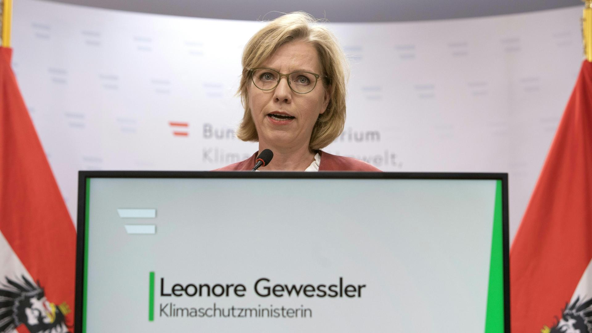 Leonore Gewessler, Klimaschutzministerin von Österreich, gibt eine Pressekonferenz in Wien. 