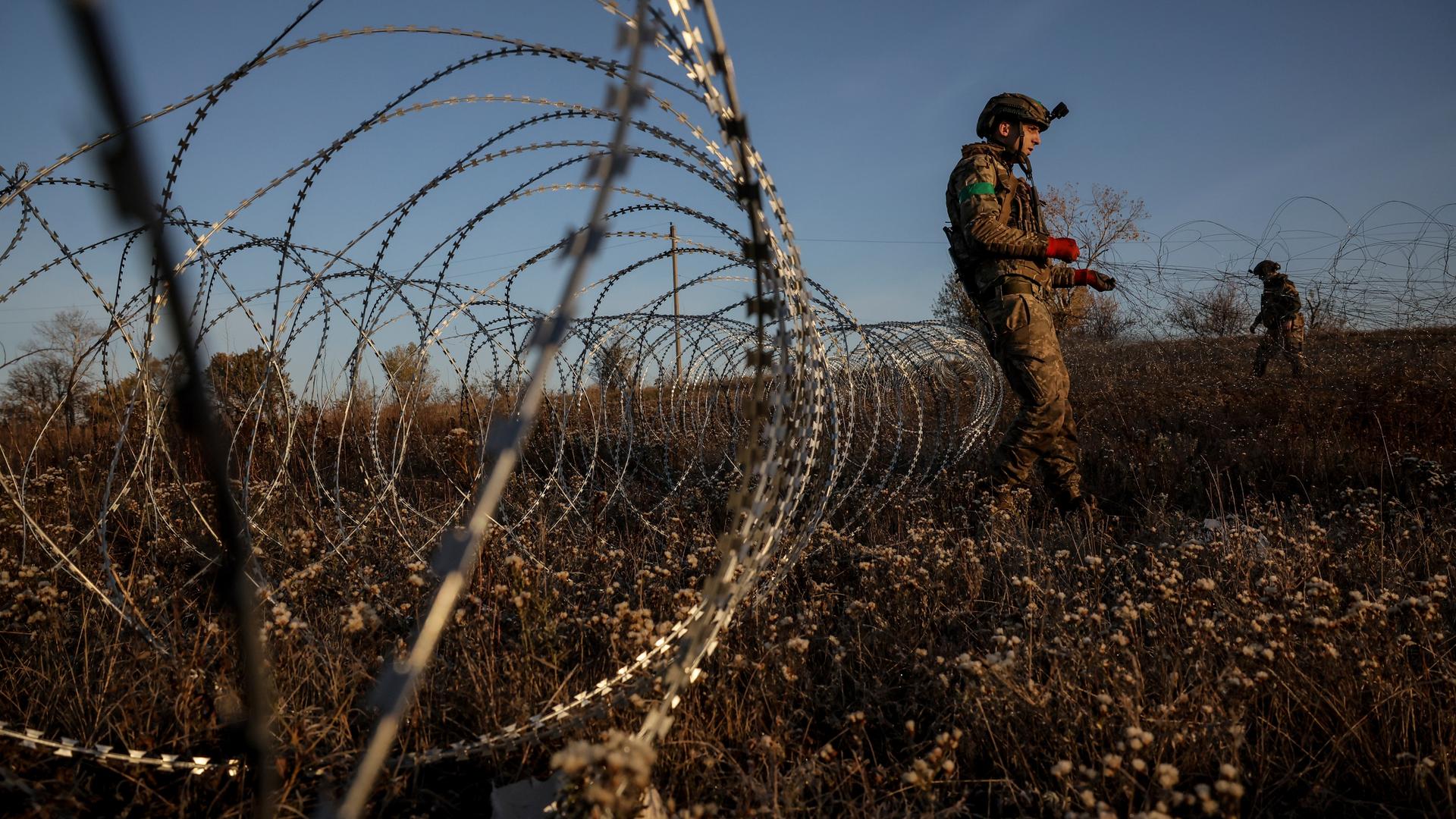 UKrainischer Soldat installiert Landminen an der Front im Osten des Landes. 