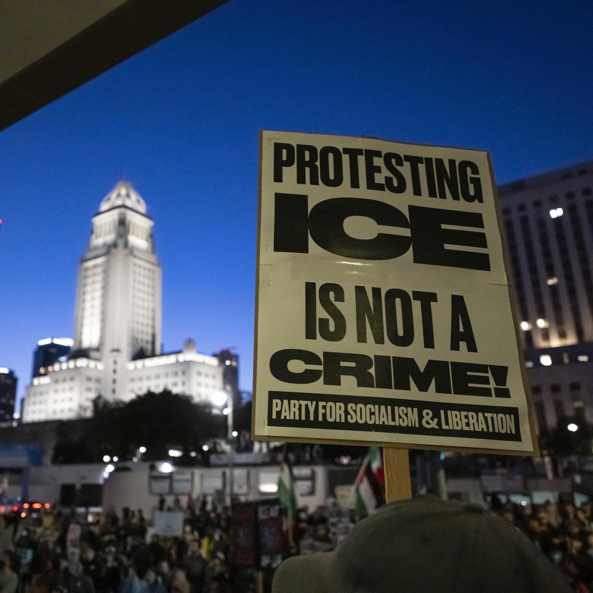 Demonstranten auf einem großen Platz am Abend in Minneapolis