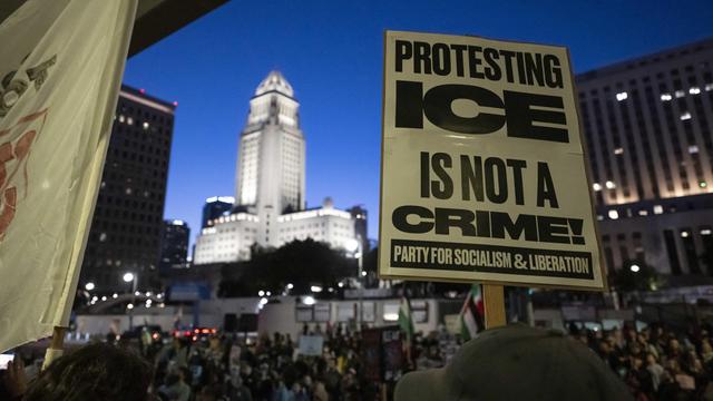 Demonstranten auf einem großen Platz am Abend in der Stadt Minneapolis