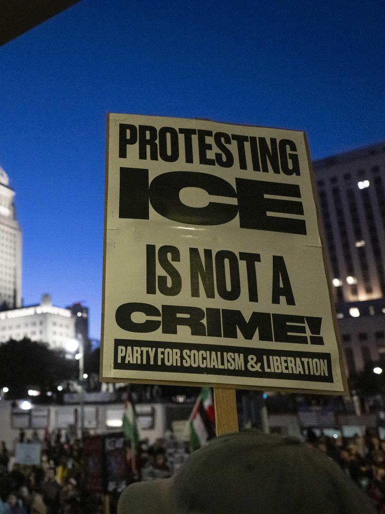 Demonstranten auf einem großen Platz am Abend in Minneapolis