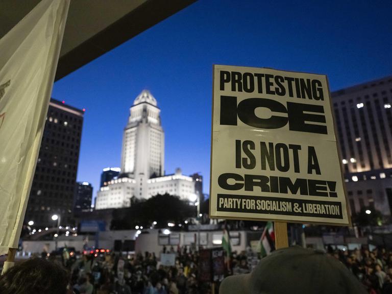 Demonstranten auf einem großen Platz am Abend in Minneapolis