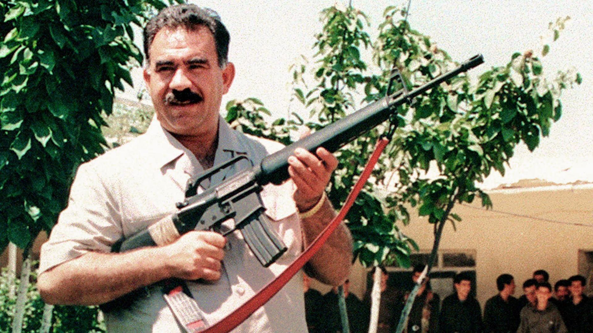 Der kurdische Separatistenführer Abdullah Öcalan im Juni 1997 mit einer amerikanischen M16-Maschinenpistole im Bekaa-Tal im Libanon.