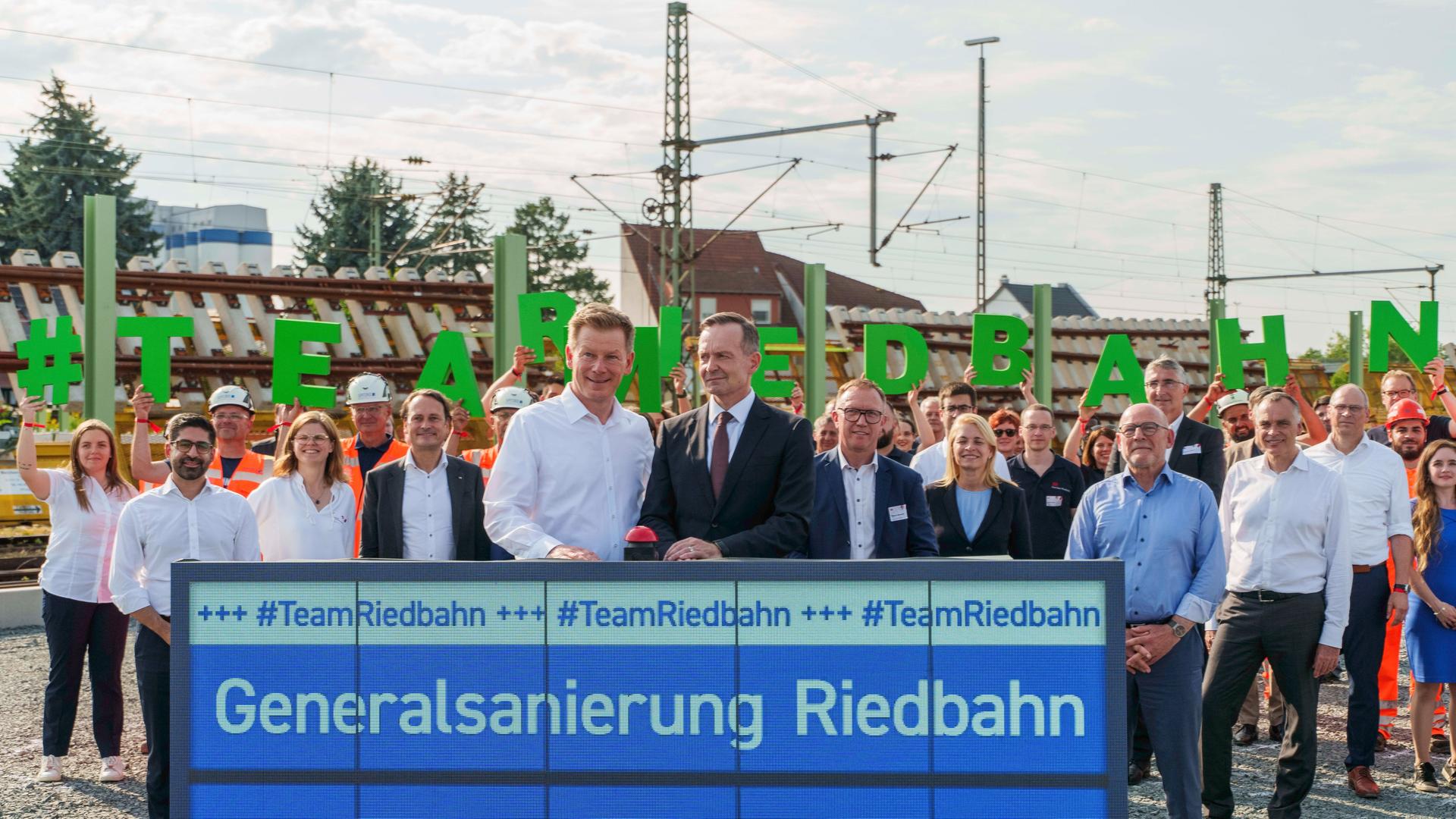 Gernsheim: Richard Lutz (l), Vorstandsvorsitzender der Deutschen Bahn, und Volker Wissing (FDP), Bundesverkehrsminister, stehen am Buzzer für den offiziellen Start der Generalsanierung der Riedbahn. 