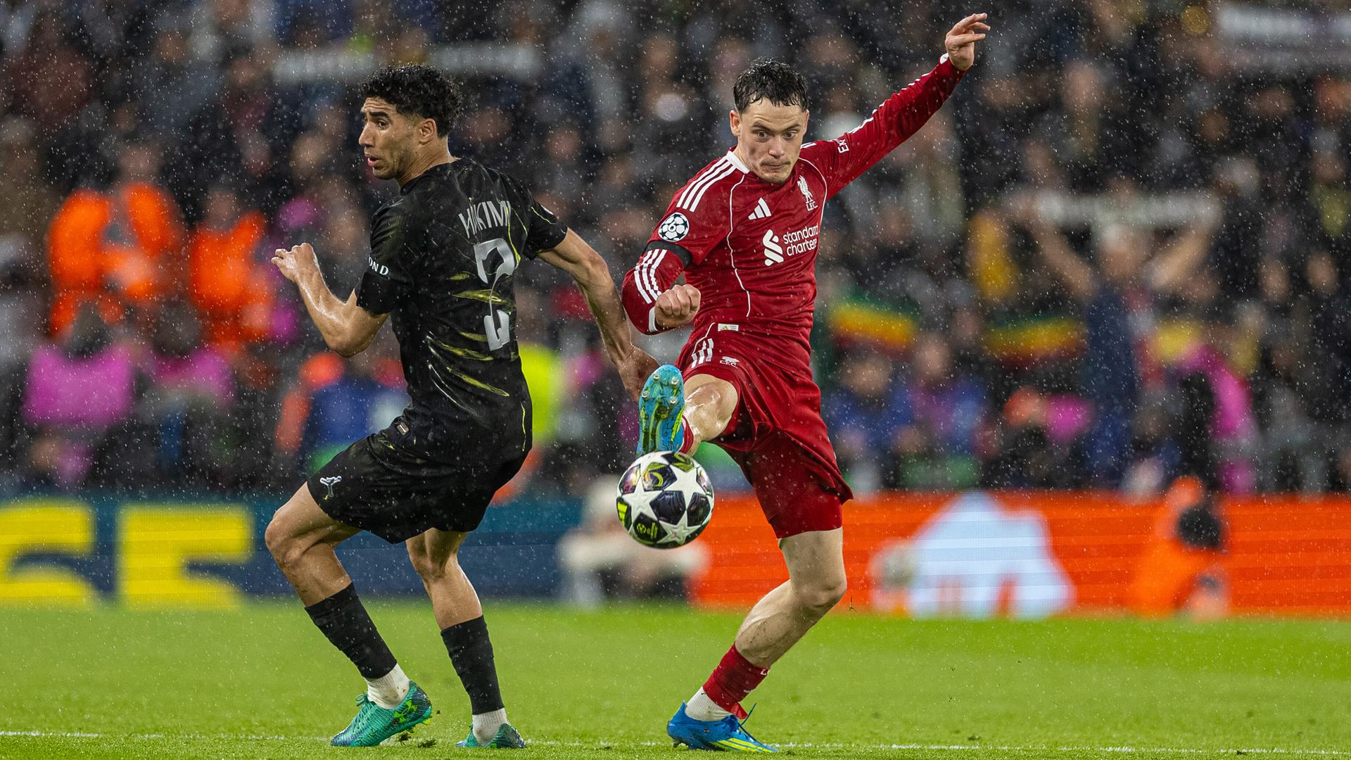Zwei Fußballspieler im Duell.
