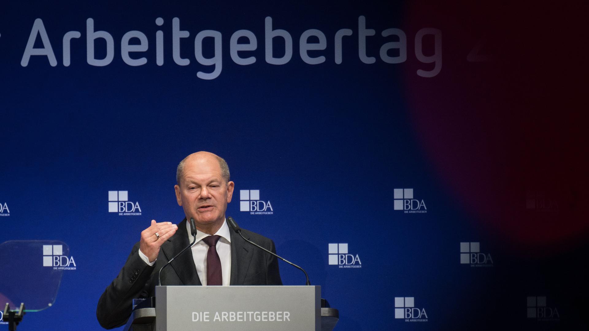 Berlin: Bundeskanzler Olaf Scholz (SPD) spricht während des Deutschen Arbeitgebertages 2024 der Bundesvereinigung der Deutschen Arbeitgeberverbände (BDA).