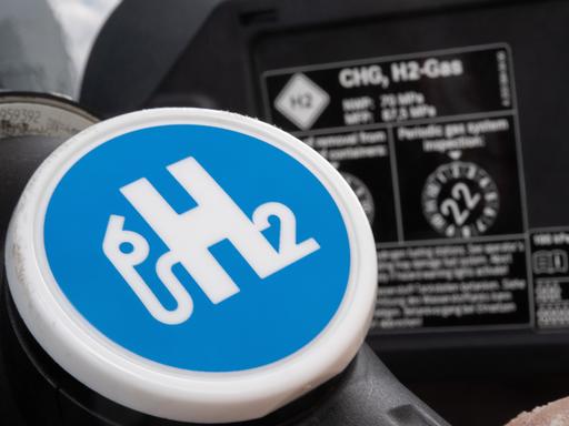 Zapfhahn einer Wasserstofftankstelle am Stutzen eines Wasserstoffautos