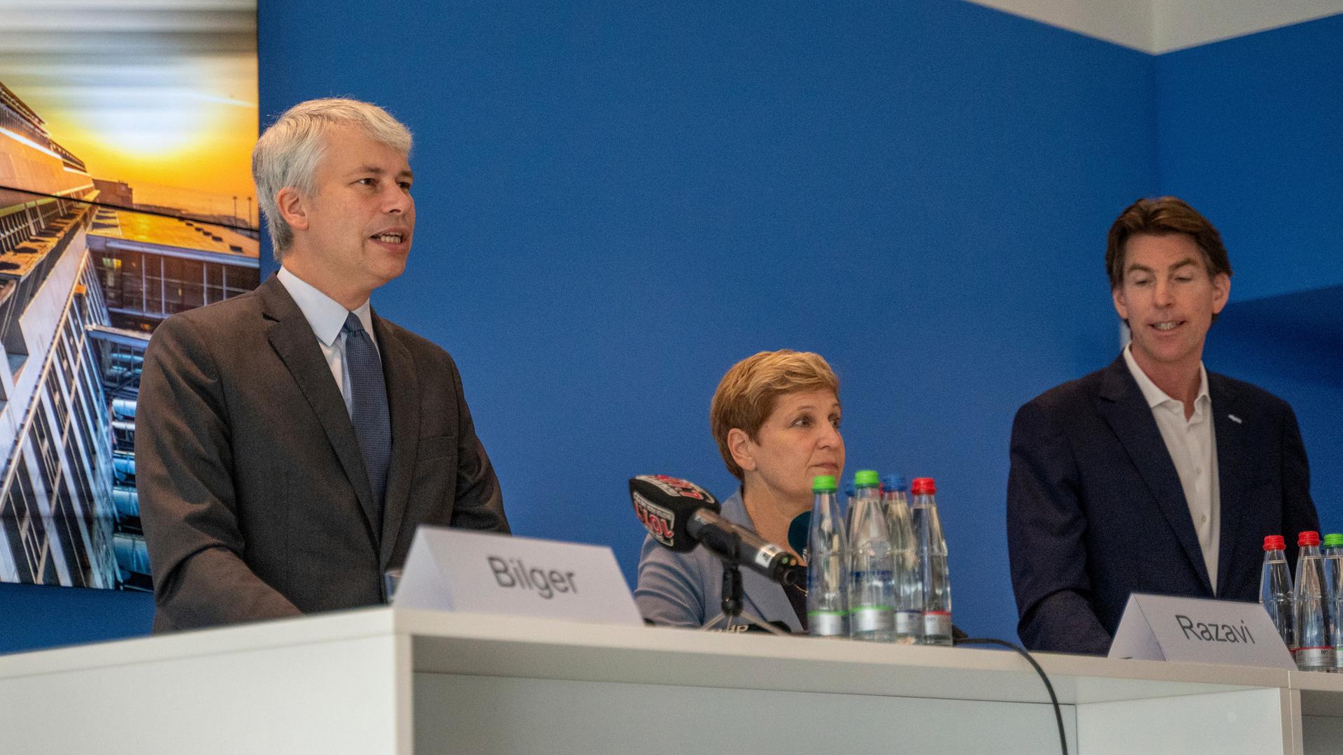 Steffen Bilger (CDU, l-r), Nicole Razavi (CDU) und Ulrich Heppe nehmen an einem Pressetermin zur Inbetriebnahme eines neuen Systems zur Erkennung von Drohnen am Flughafen Stuttgart teil.