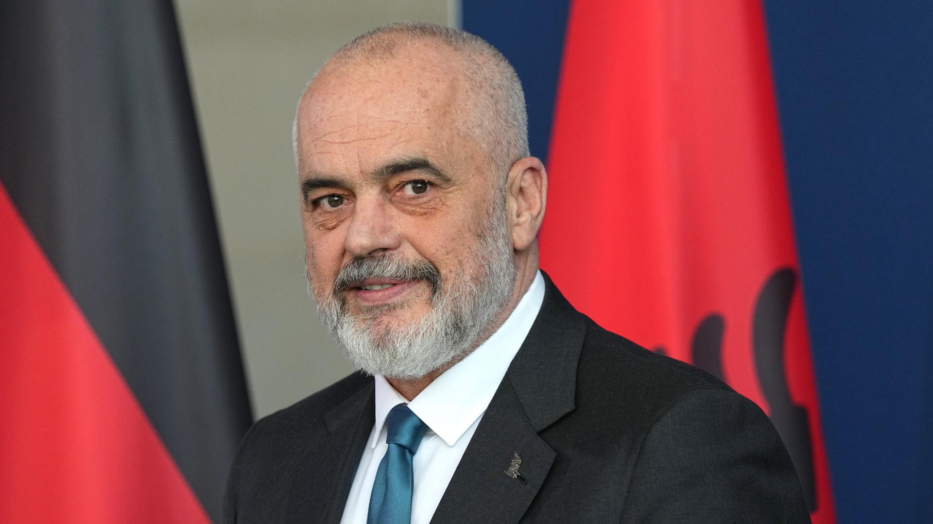 Der Ministerpräsident von Albanien, Edi Rama vor der Fahne seines Landes. 