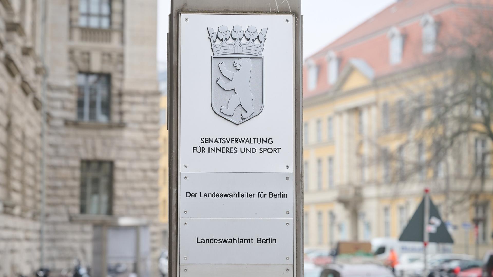 Säule vor der Senatsverwaltung für Inneres und Sport. Säule vor der Senatsverwaltung für Inneres und Sport.
