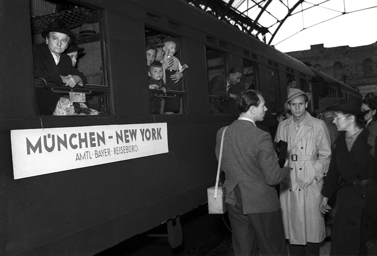 Die ersten 40 deutschen Auswanderer traten am 02.06.1949 vom Hauptbahnhof München aus ihre Reise in die USA an. Die Deutschen im Alter von vier Monaten bis 65 Jahre finden bei Verwandten in den Staaten Aufnahme.