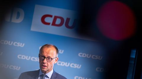 Friedrich Merz, CDU-Vorsitzender, nimmt nach der gemeinsamen Präsidiumssitzung von CDU und CSU an einer abschlieÃenden Pressekonferenz teil. Die Veranstaltung fand in der CSU-Parteizentrale statt
