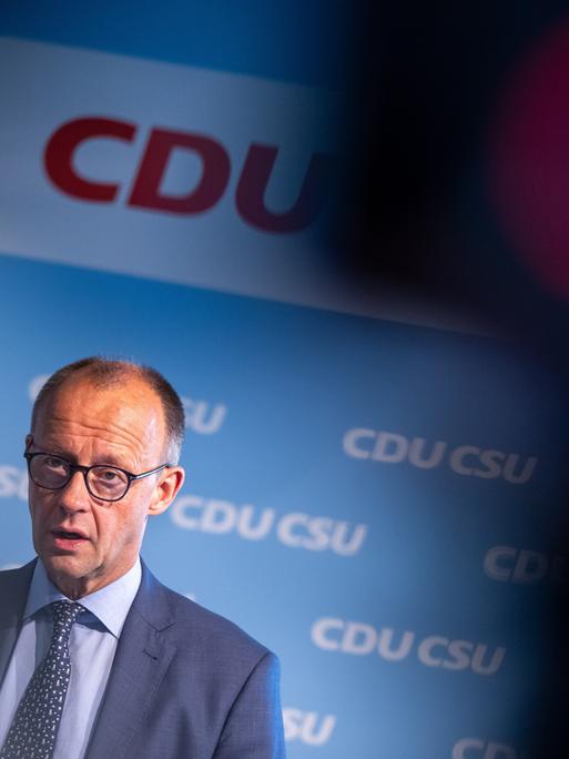 Friedrich Merz, CDU-Vorsitzender, nimmt nach der gemeinsamen Präsidiumssitzung von CDU und CSU an einer abschlieÃenden Pressekonferenz teil. Die Veranstaltung fand in der CSU-Parteizentrale statt