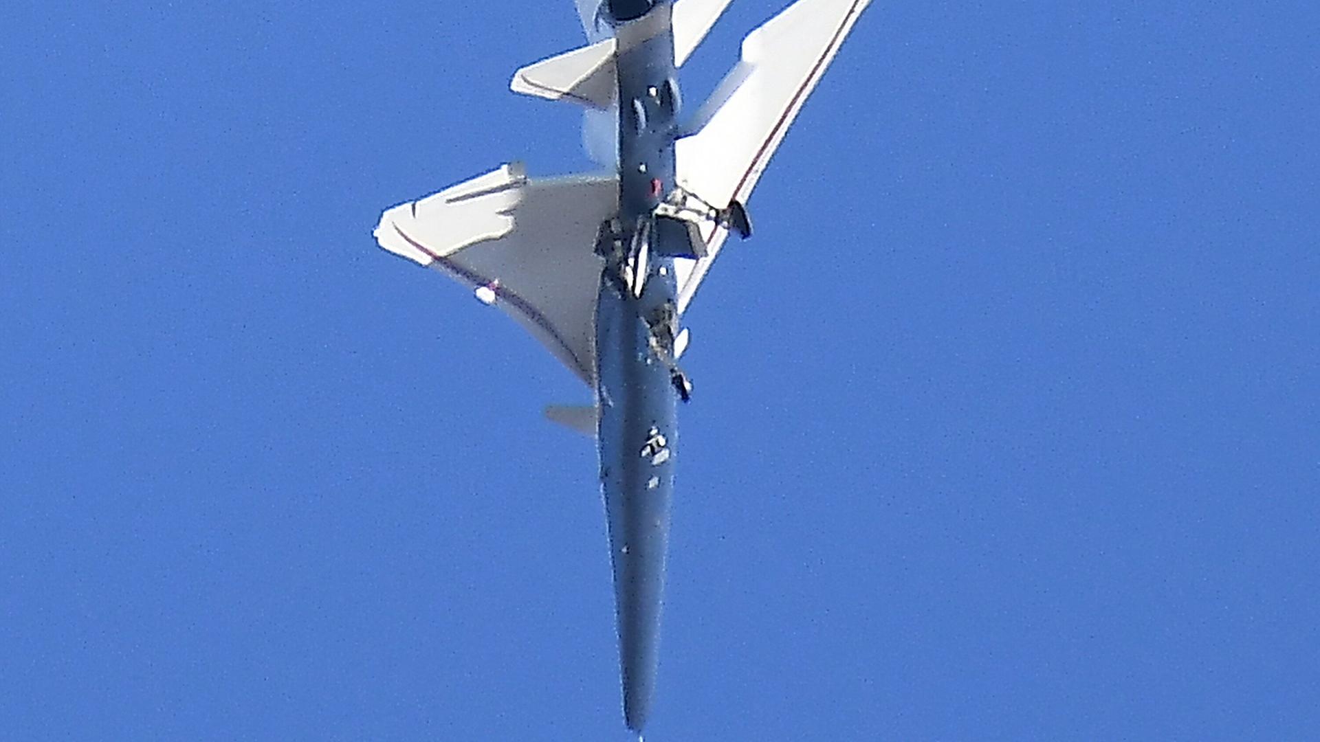 Der Überschalljet von unten in der Luft vor blauem Himmel Der Überschalljet von unten in der Luft vor blauem Himmel