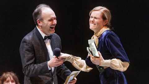 Schauspielerkollege und Moderator Felix Knop überreicht Fritzi Haberlandt den Deutschen Theaterpreis "Der Faust".